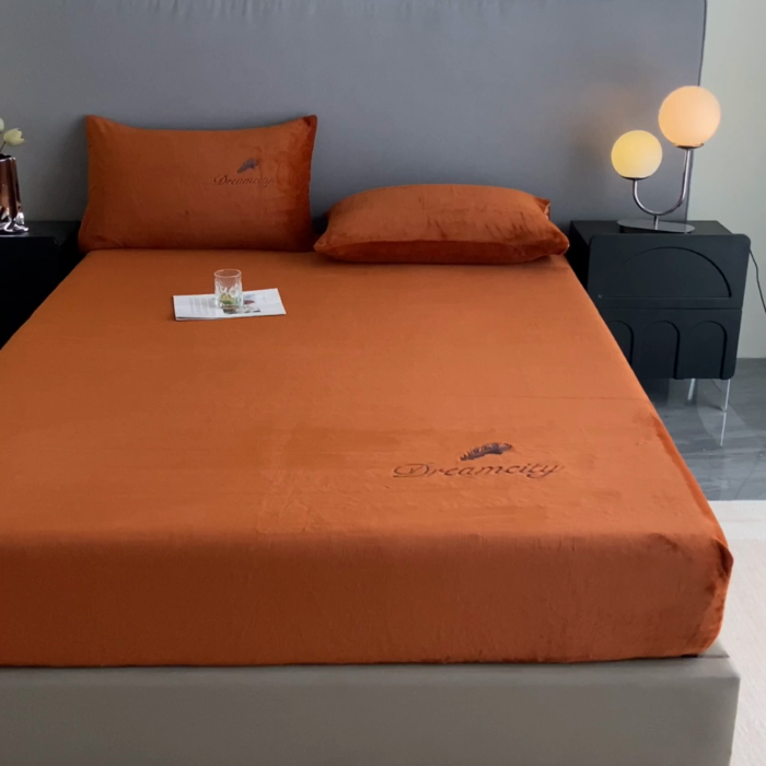 91家纺网 家纺一手货源 找家纺 古吉梦 2023新款牛奶绒刺绣床笠-羽梦 羽梦-亚麻驼