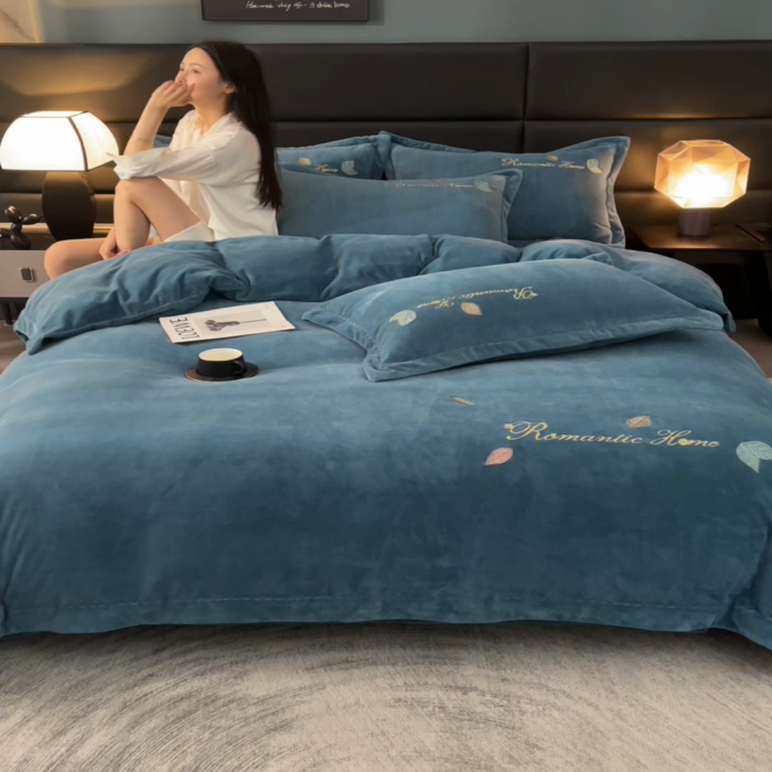 91家纺网 家纺一手货源 找家纺 瑞驰家纺 2023新款A类达标加厚保暖婴儿绒四件套 艾丽莎系列 艾丽莎-深湖绿