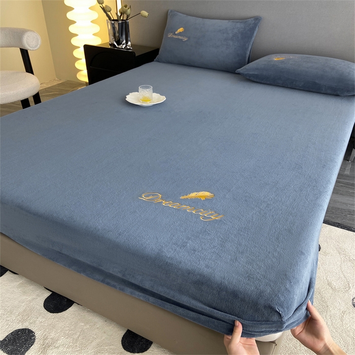 91家纺网 家纺一手货源 找家纺 古吉梦 2023新款牛奶绒刺绣床笠-羽梦 羽梦-宝石蓝