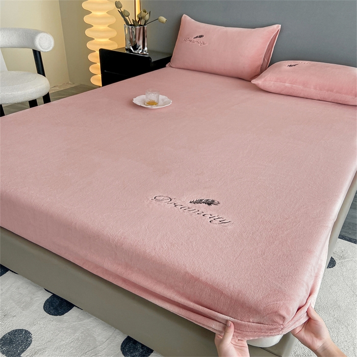 91家纺网 家纺一手货源 找家纺 古吉梦 2023新款牛奶绒刺绣床笠-羽梦 羽梦-暖心粉