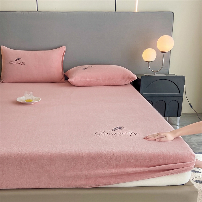 91家纺网 家纺一手货源 找家纺 古吉梦 2023新款牛奶绒刺绣床笠-羽梦 羽梦-暖心粉