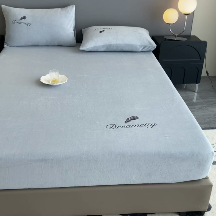 91家纺网 家纺一手货源 找家纺 古吉梦 2023新款牛奶绒刺绣床笠-羽梦 羽梦-星辰灰