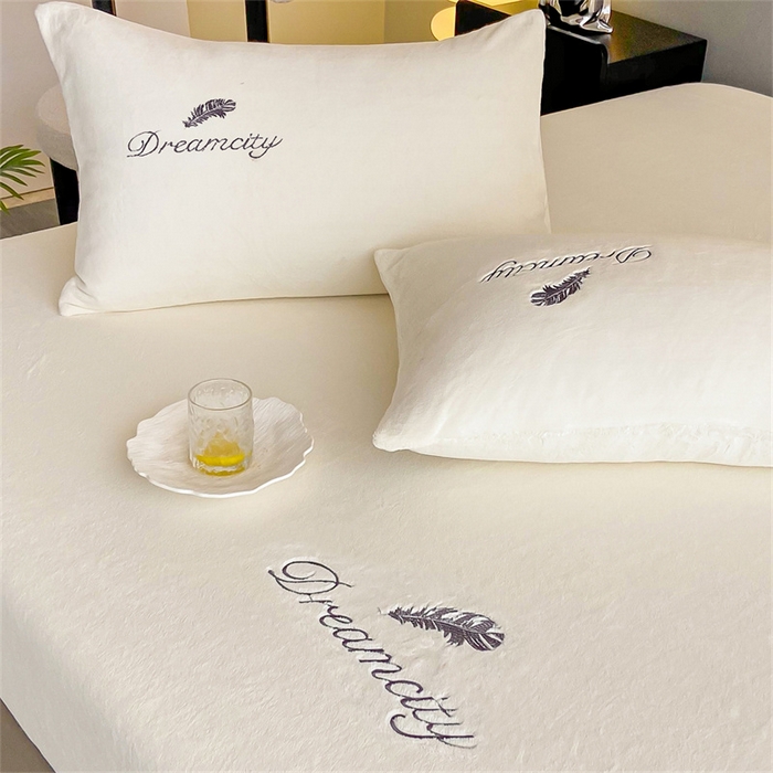 91家纺网 家纺一手货源 找家纺 古吉梦 2023新款牛奶绒刺绣床笠-羽梦 羽梦-奶芋色