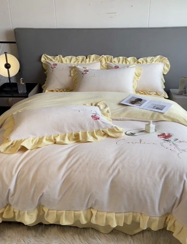 91家纺网 家纺一手货源 找家纺 7V 2024新款韩版花边牛奶绒刺绣四件套8斤多加厚牛奶绒面料法兰绒宝宝绒 偏爱-暖白+嫩黄