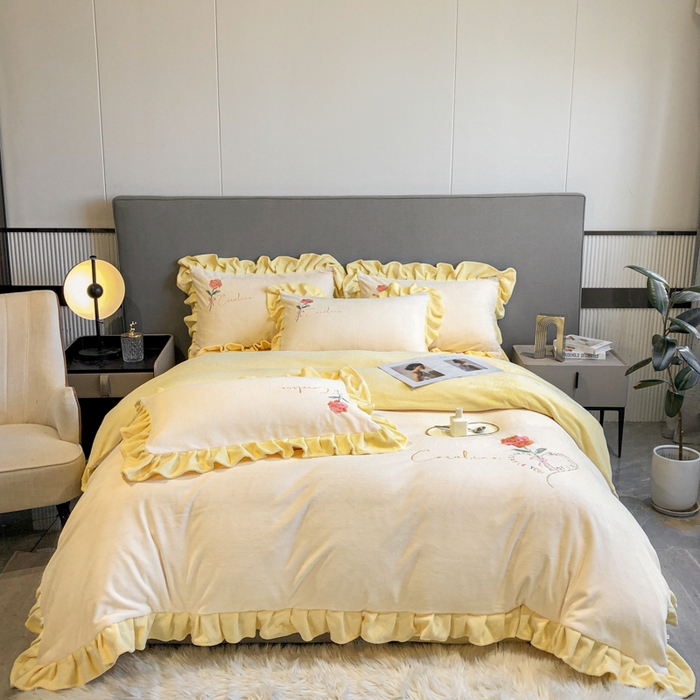 91家纺网 家纺一手货源 找家纺 7V 2024新款韩版花边牛奶绒刺绣四件套8斤多加厚牛奶绒面料法兰绒宝宝绒 偏爱-暖白+嫩黄