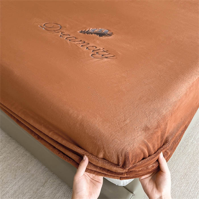 91家纺网 家纺一手货源 找家纺 古吉梦 2023新款牛奶绒刺绣床笠-羽梦 羽梦-亚麻驼