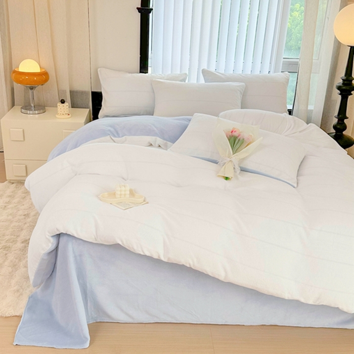 91家纺网 家纺一手货源 找家纺 迷仙巢家纺 2023新款双拼牛奶绒四件套 白加天空蓝