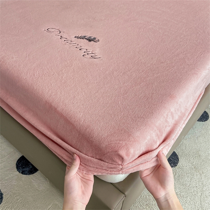 91家纺网 家纺一手货源 找家纺 古吉梦 2023新款牛奶绒刺绣床笠-羽梦 羽梦-暖心粉