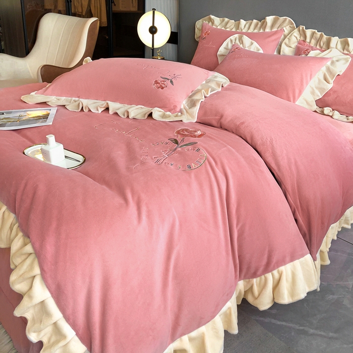 91家纺网 家纺一手货源 找家纺 7V 2024新款韩版花边牛奶绒刺绣四件套8斤多加厚牛奶绒面料法兰绒宝宝绒 偏爱-浅粉