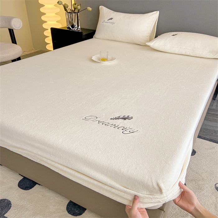 91家纺网 家纺一手货源 找家纺 古吉梦 2023新款牛奶绒刺绣床笠-羽梦 羽梦-奶芋色