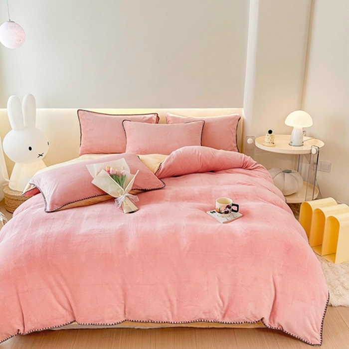 91家纺网 家纺一手货源 找家纺 迷仙巢家纺 2023新款贝壳绒四件套 粉玉加奶油黄