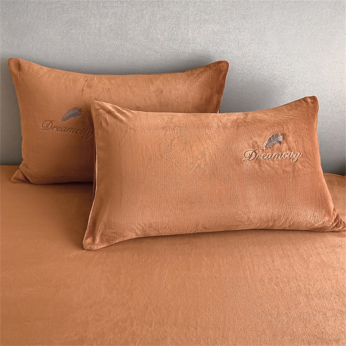 91家纺网 家纺一手货源 找家纺 古吉梦 2023新款牛奶绒刺绣床笠-羽梦 羽梦-亚麻驼