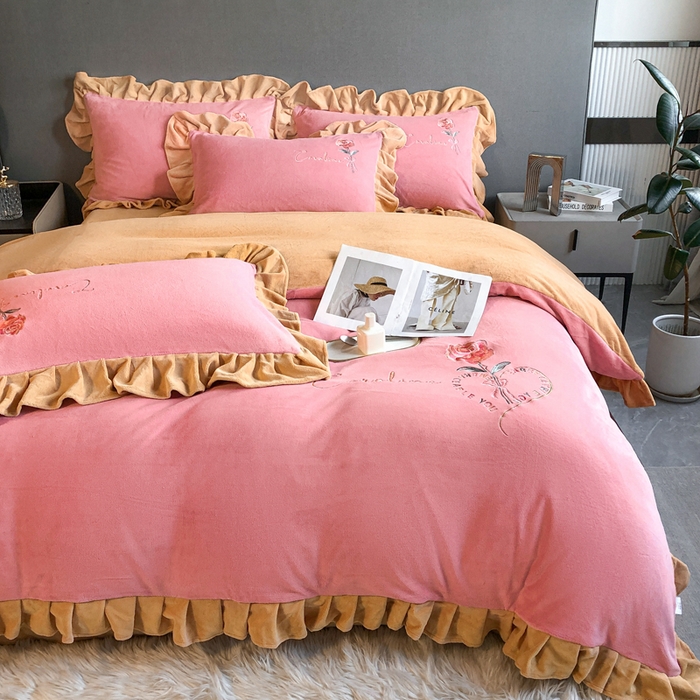 91家纺网 家纺一手货源 找家纺 7V 2024新款韩版花边牛奶绒刺绣四件套8斤多加厚牛奶绒面料法兰绒宝宝绒 偏爱-浅粉+浅驼