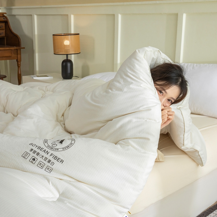 91家纺网 家纺一手货源 找家纺 被靠被 2023新款原棉贡缎提花李官奇填充大豆被子春秋被芯冬被子母被 白色