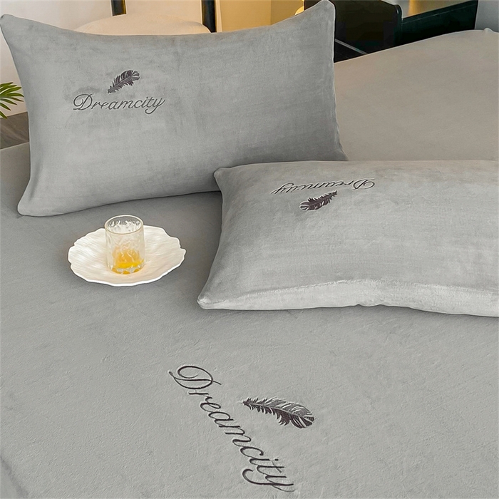 91家纺网 家纺一手货源 找家纺 古吉梦 2023新款牛奶绒刺绣床笠-羽梦 羽梦-经典灰