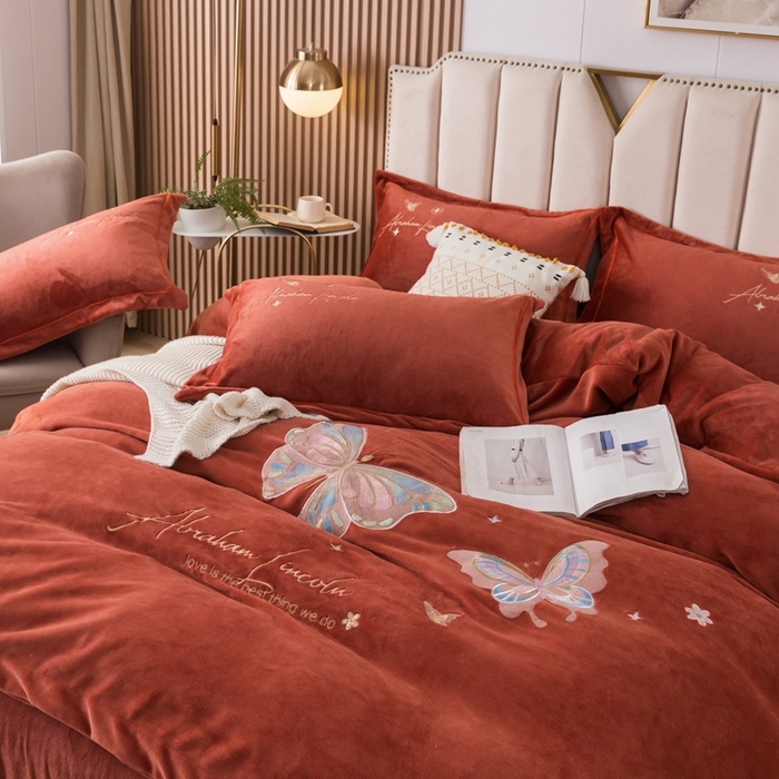 91家纺网 家纺一手货源 找家纺 找底底家纺 2023款220克全消光重工刺绣纯色牛奶绒四件套-蝶舞花开 蝶舞花开-桔红