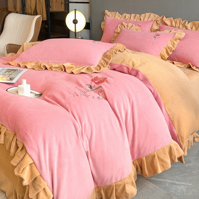 91家纺网 家纺一手货源 找家纺 7V 2024新款韩版花边牛奶绒刺绣四件套8斤多加厚牛奶绒面料法兰绒宝宝绒 偏爱-浅粉+浅驼