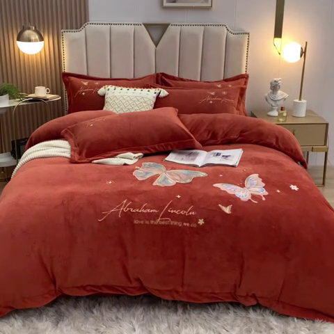91家纺网 家纺一手货源 找家纺 找底底家纺 2023款220克全消光重工刺绣纯色牛奶绒四件套-蝶舞花开 蝶舞花开-桔红