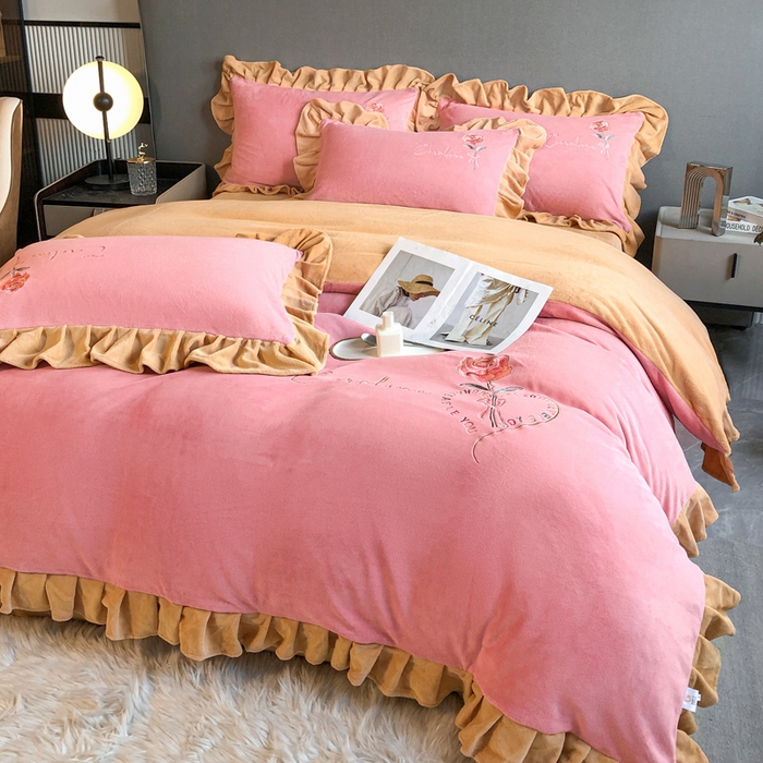 91家纺网 家纺一手货源 找家纺 7V 2024新款韩版花边牛奶绒刺绣四件套8斤多加厚牛奶绒面料法兰绒宝宝绒 偏爱-浅粉+浅驼