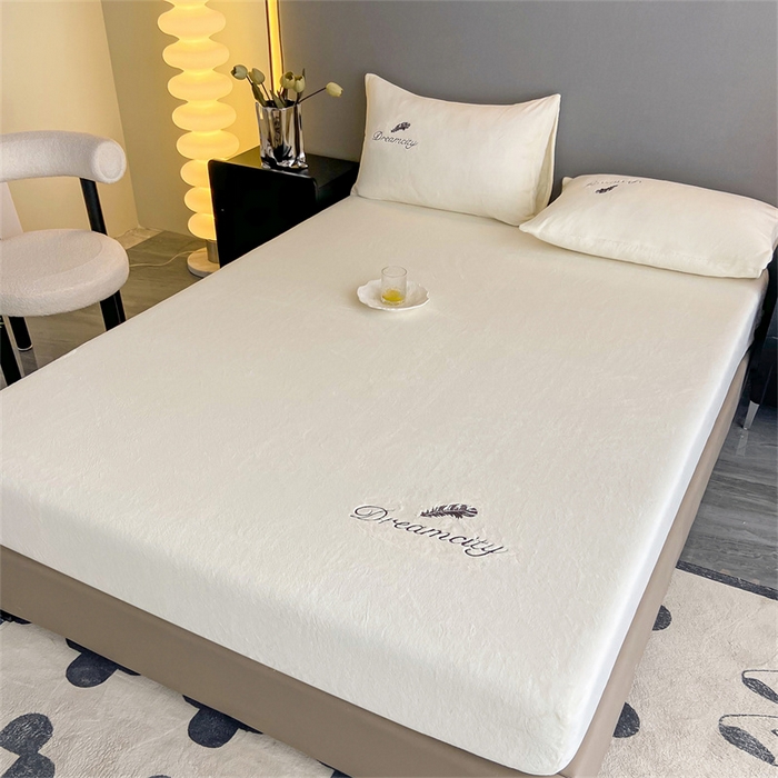 91家纺网 家纺一手货源 找家纺 古吉梦 2023新款牛奶绒刺绣床笠-羽梦 羽梦-奶芋色