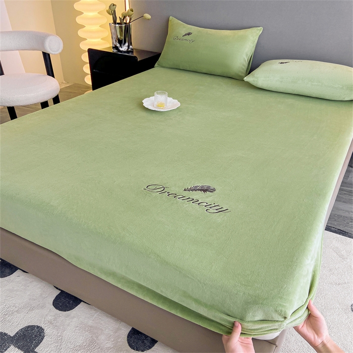 91家纺网 家纺一手货源 找家纺 古吉梦 2023新款牛奶绒刺绣床笠-羽梦 羽梦-月白绿