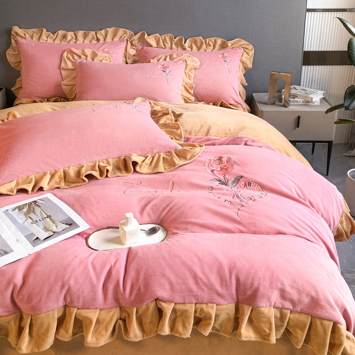 91家纺网 家纺一手货源 找家纺 7V 2024新款韩版花边牛奶绒刺绣四件套8斤多加厚牛奶绒面料法兰绒宝宝绒 偏爱-浅粉+浅驼