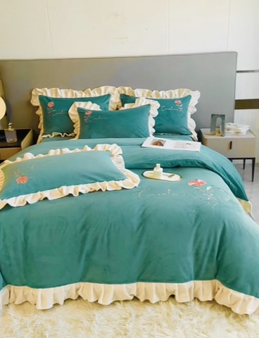 91家纺网 家纺一手货源 找家纺 7V 2024新款韩版花边牛奶绒刺绣四件套8斤多加厚牛奶绒面料法兰绒宝宝绒 偏爱-雾绿