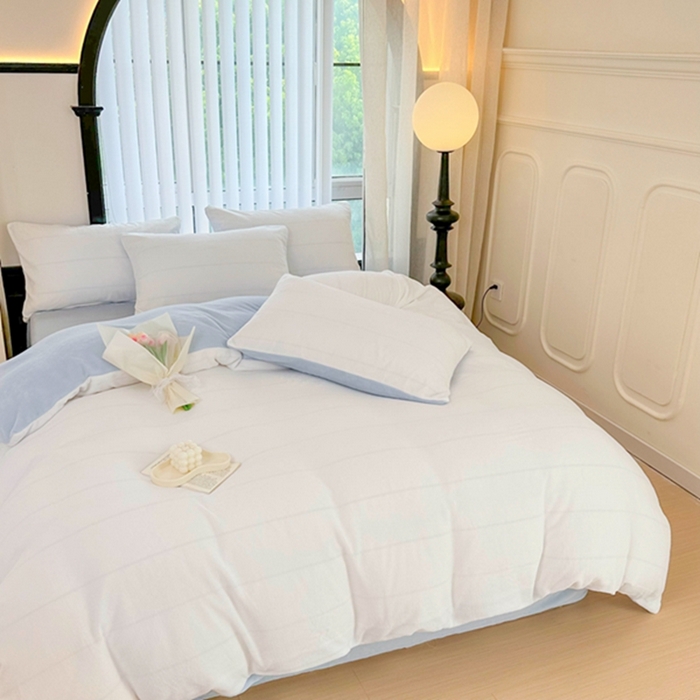 91家纺网 家纺一手货源 找家纺 迷仙巢家纺 2023新款双拼牛奶绒四件套 白加天空蓝