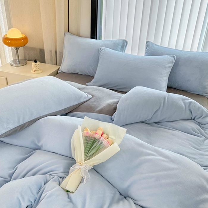 91家纺网 家纺一手货源 找家纺 迷仙巢家纺 2023新款双拼牛奶绒四件套 天空蓝加灰