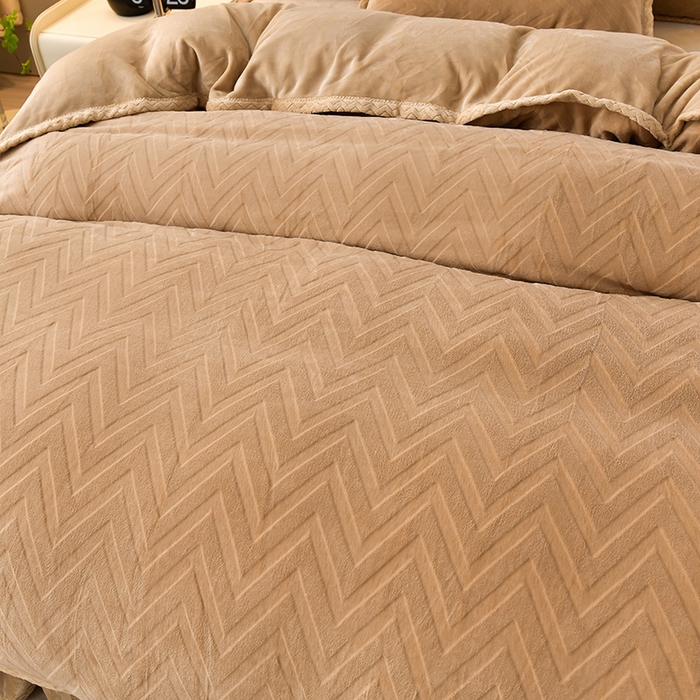 91家纺网 家纺一手货源 找家纺 星窝家纺 2023直播电商爆款高克重9斤加厚雕花绒牛奶绒四件套 格调奶咖