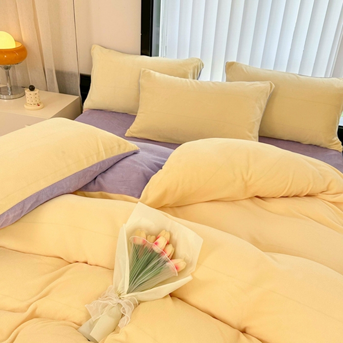 91家纺网 家纺一手货源 找家纺 迷仙巢家纺 2023新款双拼牛奶绒四件套 奶油黄加浅紫