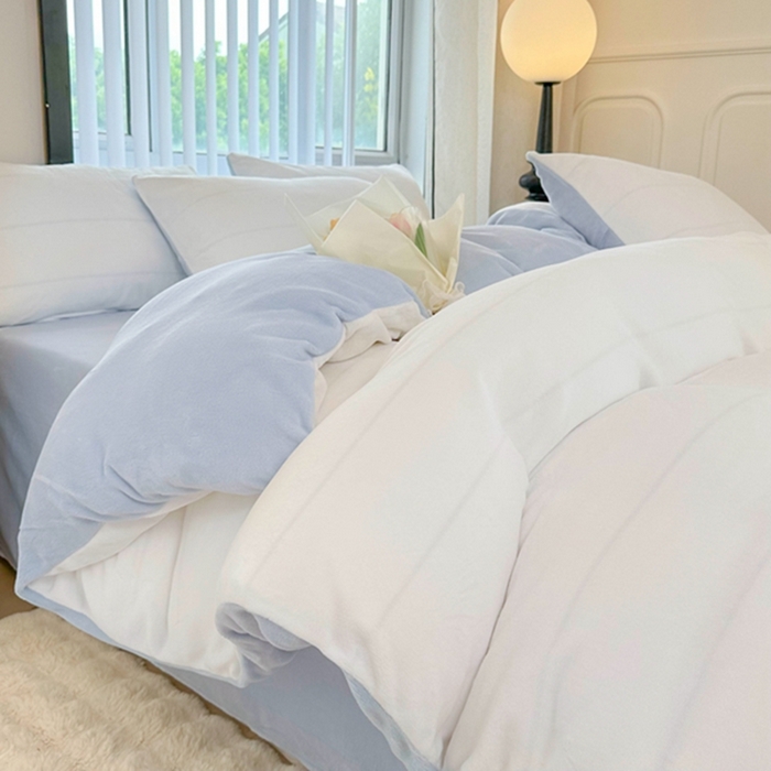 91家纺网 家纺一手货源 找家纺 迷仙巢家纺 2023新款双拼牛奶绒四件套 白加天空蓝