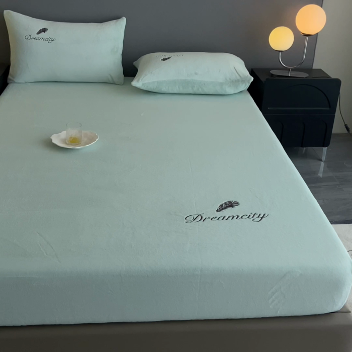 91家纺网 家纺一手货源 找家纺 古吉梦 2023新款牛奶绒刺绣床笠-羽梦 羽梦-清澈蓝