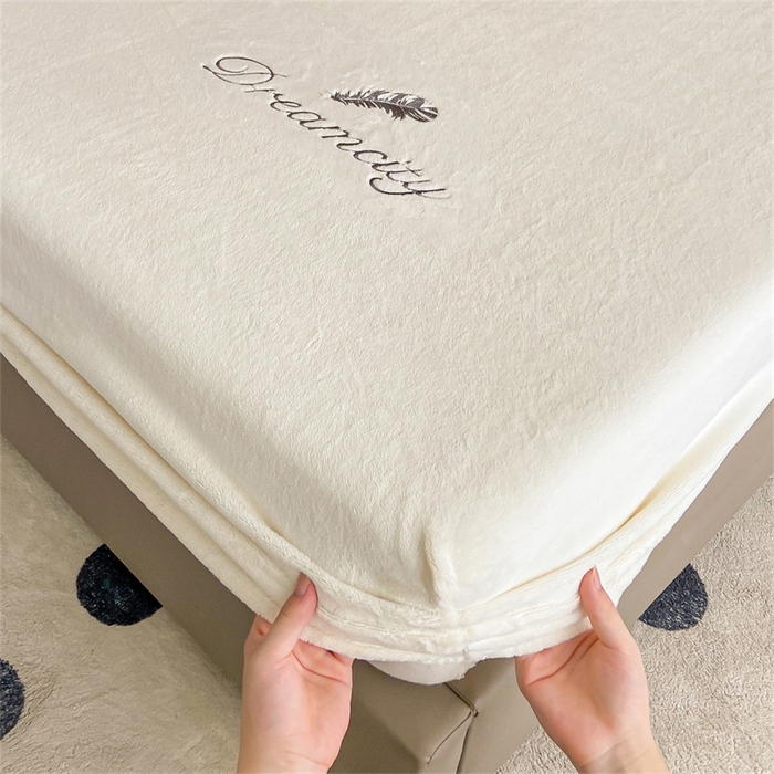 91家纺网 家纺一手货源 找家纺 古吉梦 2023新款牛奶绒刺绣床笠-羽梦 羽梦-奶芋色