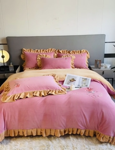 91家纺网 家纺一手货源 找家纺 7V 2024新款韩版花边牛奶绒刺绣四件套8斤多加厚牛奶绒面料法兰绒宝宝绒 偏爱-浅粉+浅驼