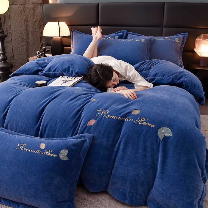 91家纺网 家纺一手货源 找家纺 瑞驰家纺 2023新款A类达标加厚保暖婴儿绒四件套 艾丽莎系列 艾丽莎-宾利蓝