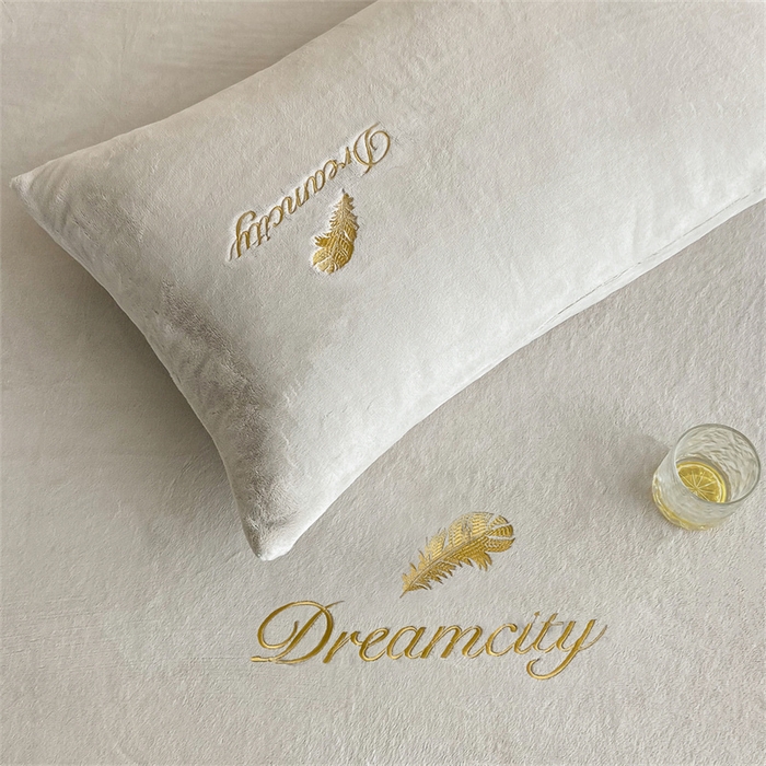 91家纺网 家纺一手货源 找家纺 古吉梦 2023新款牛奶绒刺绣床笠-羽梦 羽梦-香草灰