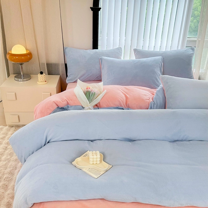 91家纺网 家纺一手货源 找家纺 迷仙巢家纺 2023新款双拼牛奶绒四件套 天空蓝加玉