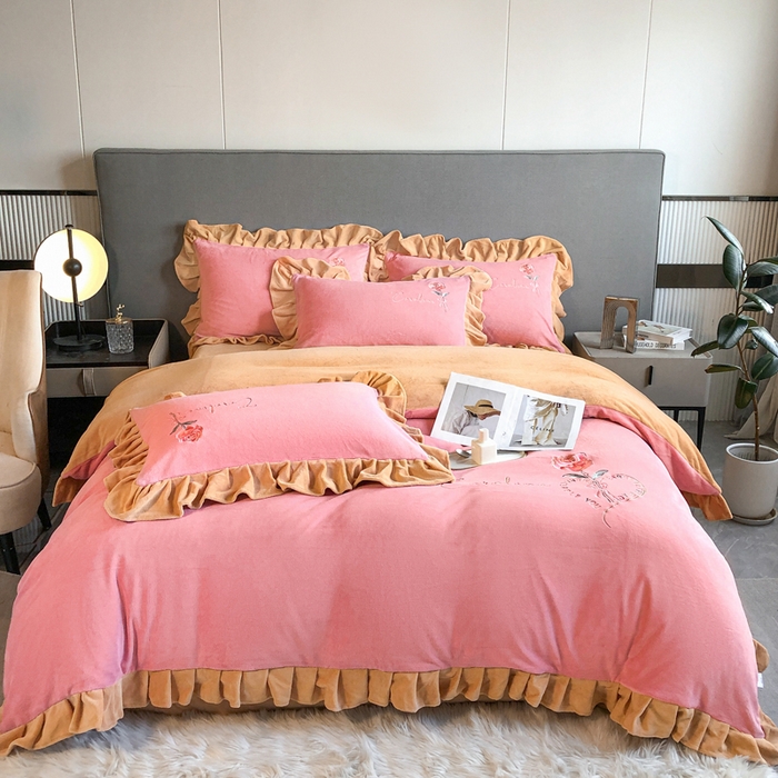 91家纺网 家纺一手货源 找家纺 7V 2024新款韩版花边牛奶绒刺绣四件套8斤多加厚牛奶绒面料法兰绒宝宝绒 偏爱-浅粉+浅驼