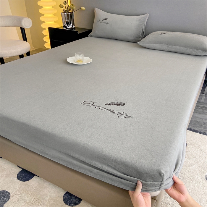 91家纺网 家纺一手货源 找家纺 古吉梦 2023新款牛奶绒刺绣床笠-羽梦 羽梦-经典灰