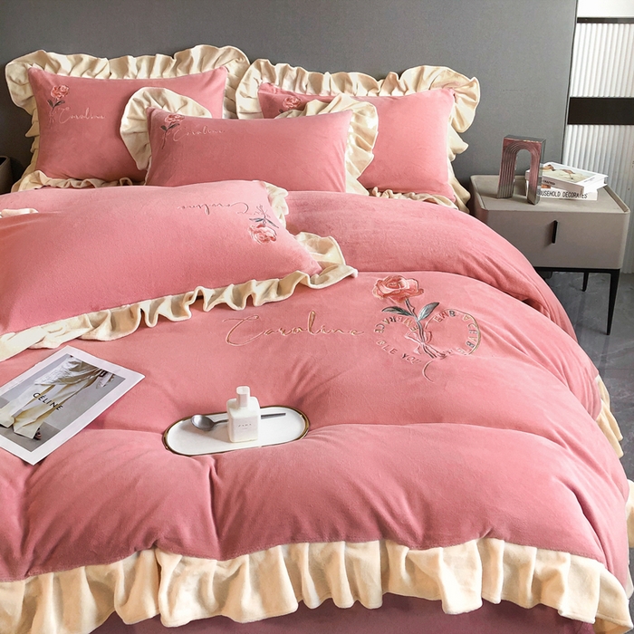 91家纺网 家纺一手货源 找家纺 7V 2024新款韩版花边牛奶绒刺绣四件套8斤多加厚牛奶绒面料法兰绒宝宝绒 偏爱-浅粉