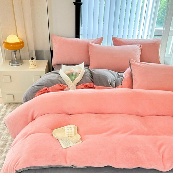 91家纺网 家纺一手货源 找家纺 迷仙巢家纺 2023新款双拼牛奶绒四件套 玉加灰