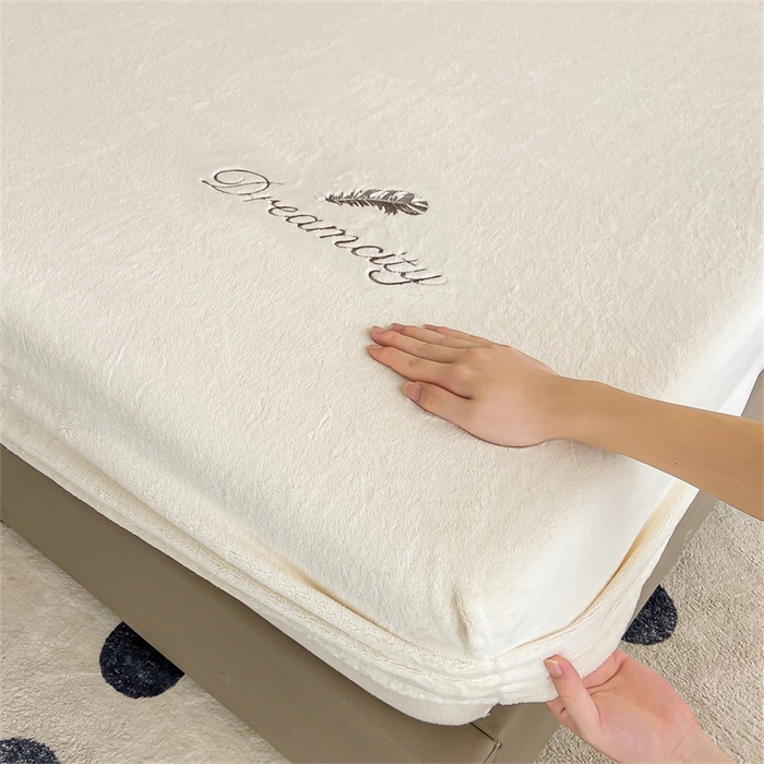 91家纺网 家纺一手货源 找家纺 古吉梦 2023新款牛奶绒刺绣床笠-羽梦 羽梦-奶芋色