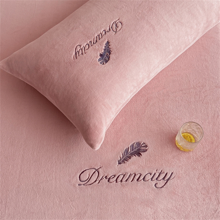 91家纺网 家纺一手货源 找家纺 古吉梦 2023新款牛奶绒刺绣床笠-羽梦 羽梦-暖心粉