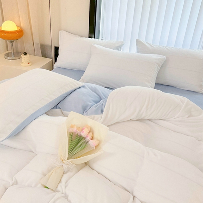 91家纺网 家纺一手货源 找家纺 迷仙巢家纺 2023新款双拼牛奶绒四件套 白加天空蓝