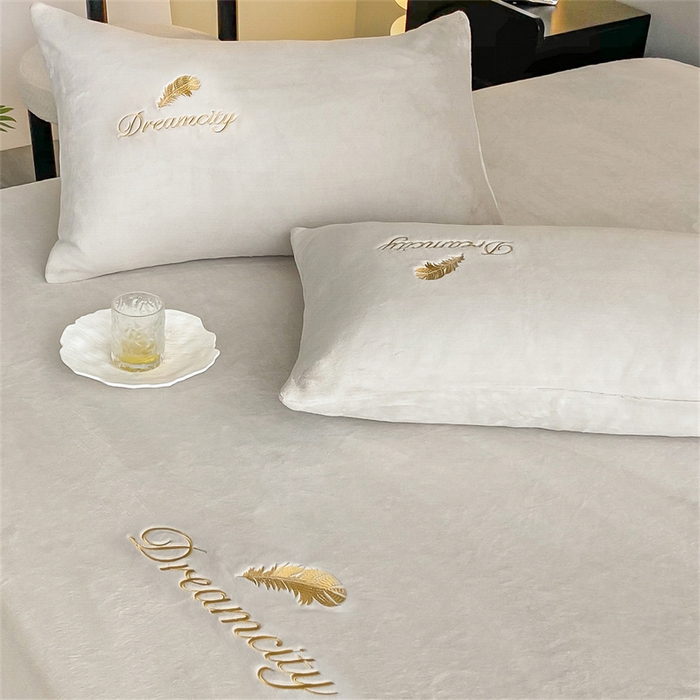 91家纺网 家纺一手货源 找家纺 古吉梦 2023新款牛奶绒刺绣床笠-羽梦 羽梦-香草灰