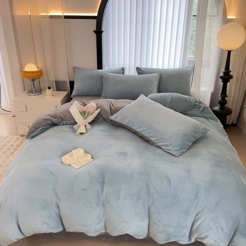 91家纺网 家纺一手货源 找家纺 迷仙巢家纺 2023新款双拼牛奶绒四件套 天空蓝加灰