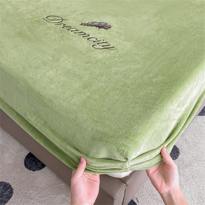 91家纺网 家纺一手货源 找家纺 古吉梦 2023新款牛奶绒刺绣床笠-羽梦 羽梦-月白绿