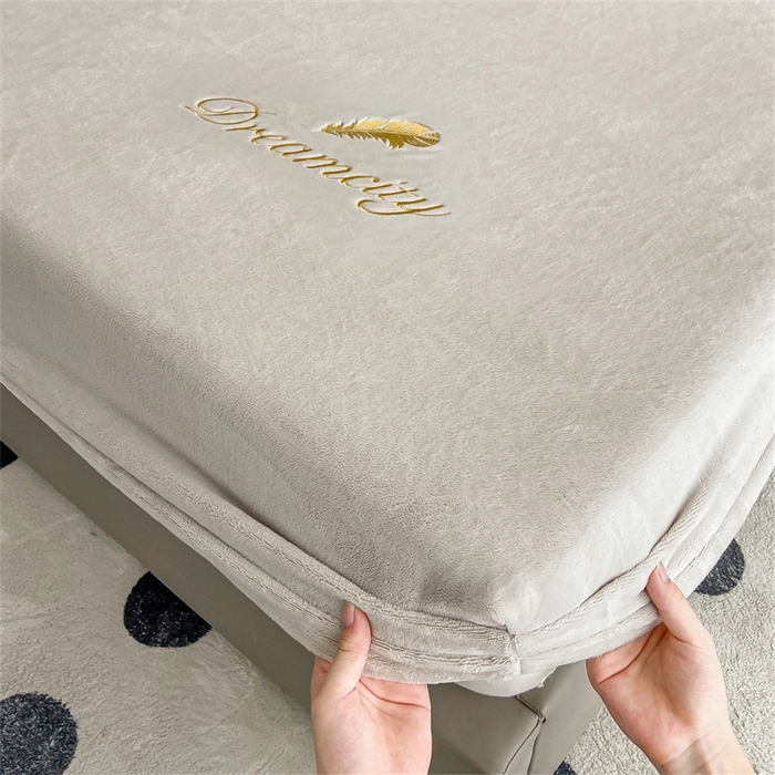 91家纺网 家纺一手货源 找家纺 古吉梦 2023新款牛奶绒刺绣床笠-羽梦 羽梦-香草灰