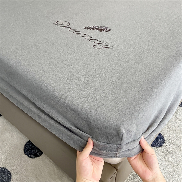 91家纺网 家纺一手货源 找家纺 古吉梦 2023新款牛奶绒刺绣床笠-羽梦 羽梦-经典灰